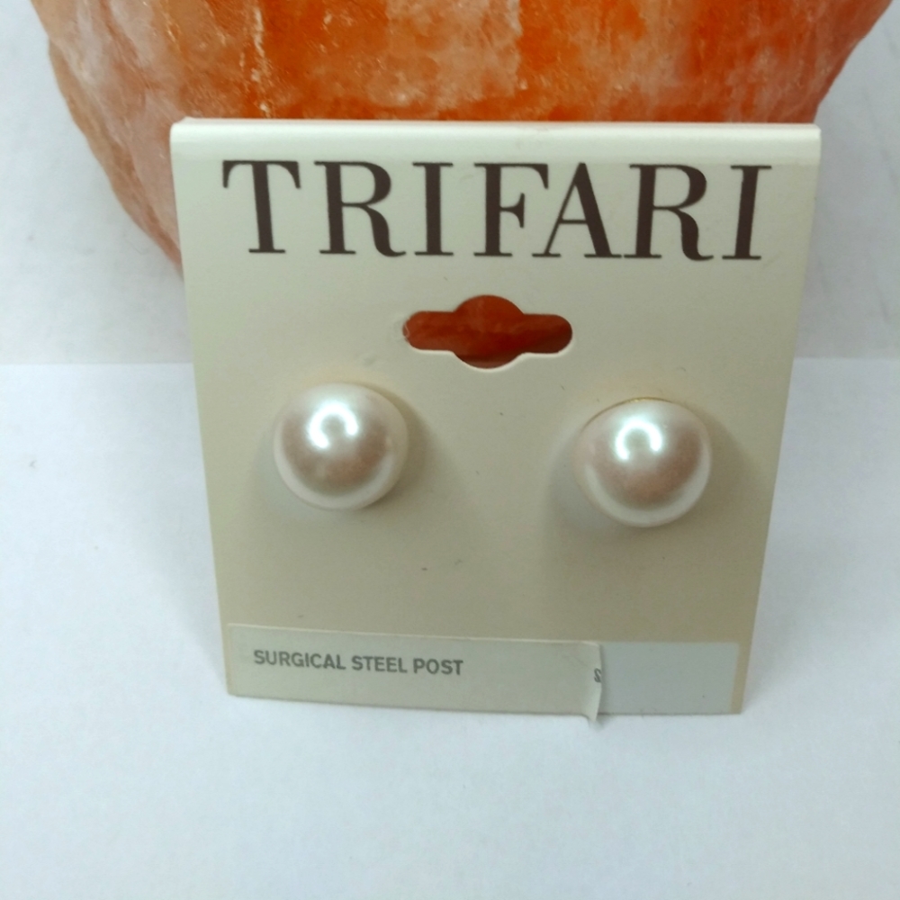 Trifari Y2K Vintage Earrings Faux Pearls Stud Women's Earrings
